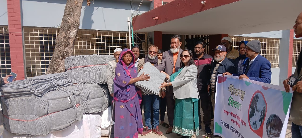 তীব্র শীতক্লিষ্ট দরিদ্রদের পাশে উষ্ণতার হাত।।আলমডাঙ্গায় ২৫০ কম্বল দিল “আমরা আলমডাঙ্গার সন্তান”