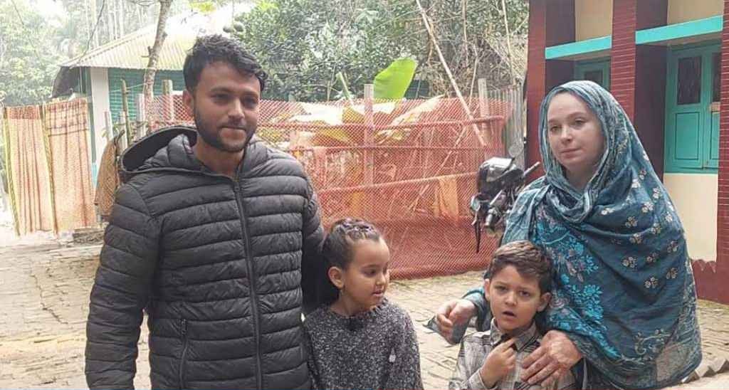 ফরাসি তরুণীর মন কেড়েছে বাংলাদেশের আতিথেয়তা