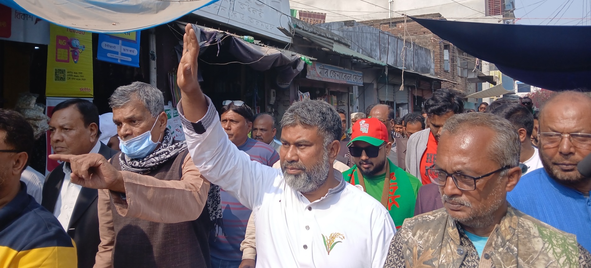 পিতা-মাতার কবর জিয়ারতের মাধ্যমে আনুষ্ঠানিকভাবে  নির্বাচনী প্রচারণা শুরু করলেন ধানের শীষ প্রার্থী শরিফুজ্জামান শরীফ