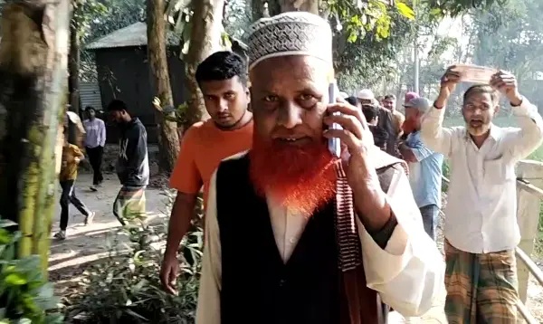 ভোটারদের টাকা দেওয়ার সময় জনতার তোপের মুখে জামায়াত নেতা