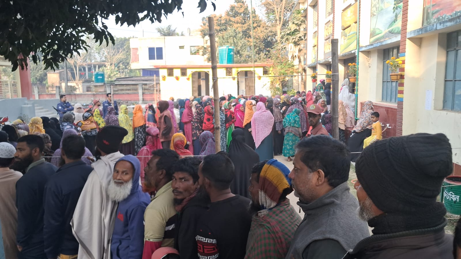 উৎসবমুখর পরিবেশে চলছে নির্বাচন