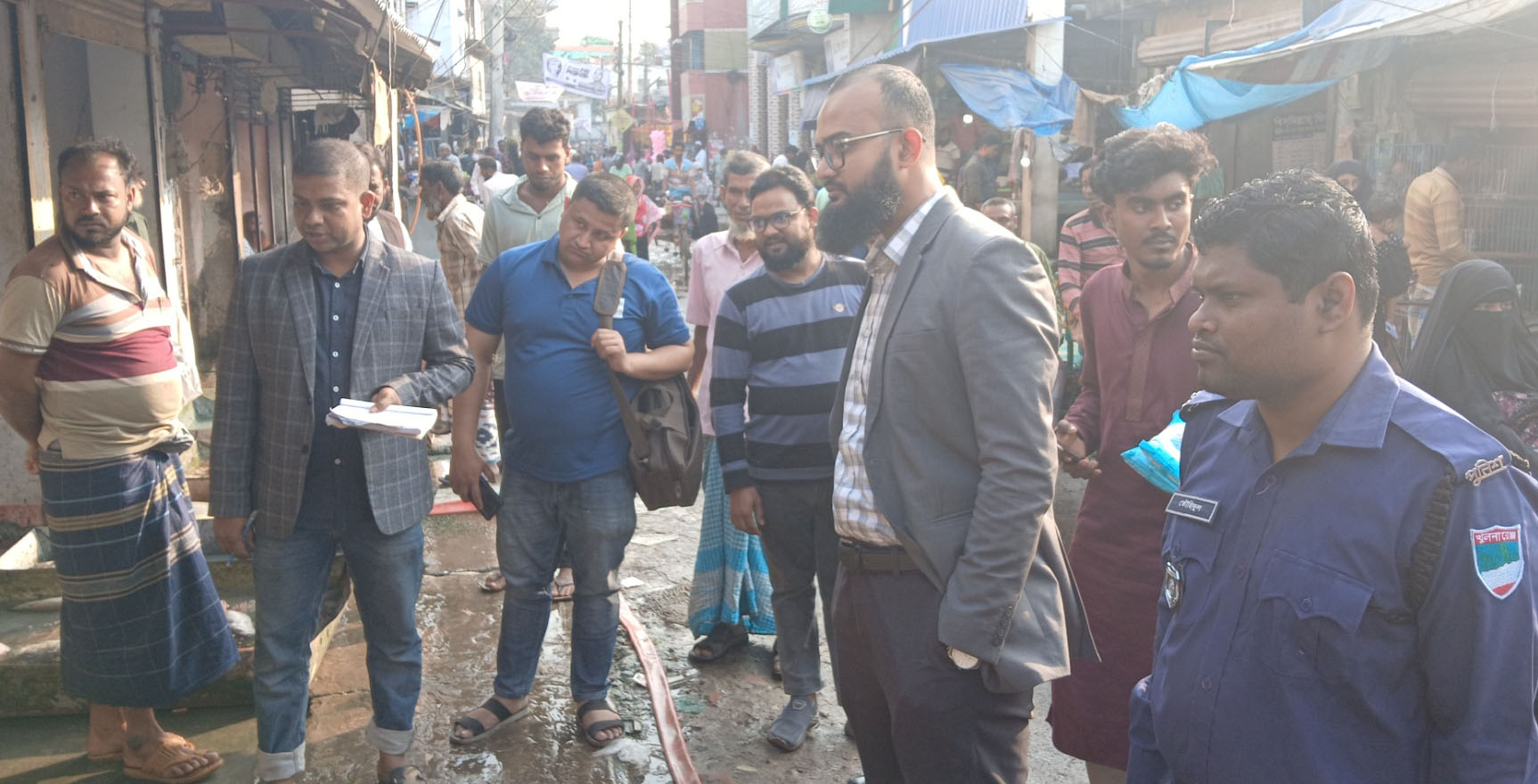 পবিত্র রমজানকে সামনে রেখে আলমডাঙ্গা বাজারে উপজেলা প্রশাসনের অভিযান: ৫ ব্যবসায়ীকে জরিমানা