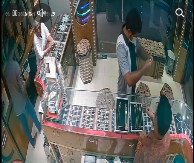 ক্রেতা সেজে অভিনব কৌশলে স্বর্ণের ৩ চেইন নি‌য়ে পালা‌লো প্রতারক, আলমডাঙ্গায় স্বর্ণপট্টিতে চরম আতঙ্ক
