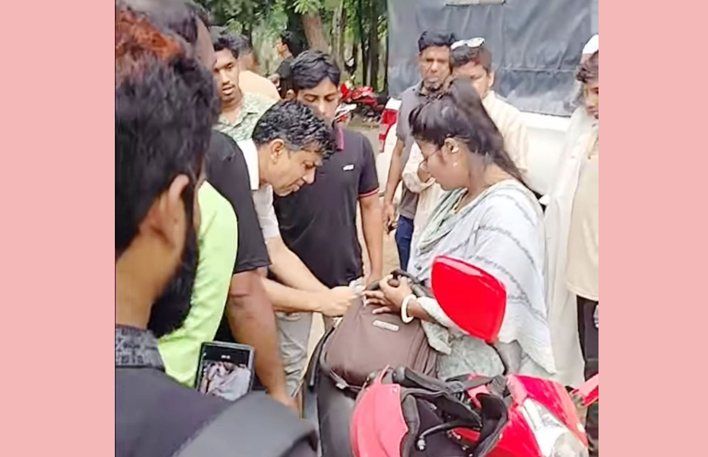 তেল নিতে গিয়ে অনিয়ম করায় আলমডাঙ্গায় পুলিশ সদস্যসহ ৩ জনকে জরিমানা