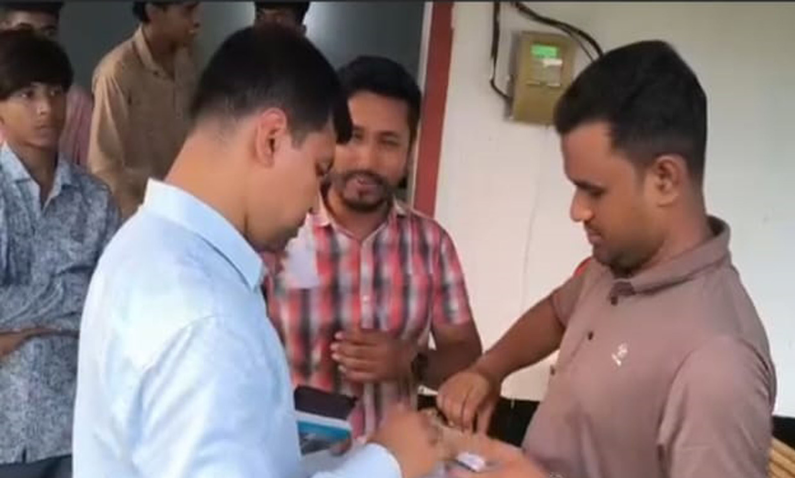 অস্বাস্থ্যকর পরিবেশে আইসক্রিম উৎপাদন: আলমডাঙ্গায় কারখানায় অভিযান, মালিককে ৫ হাজার টাকা জরিমানা