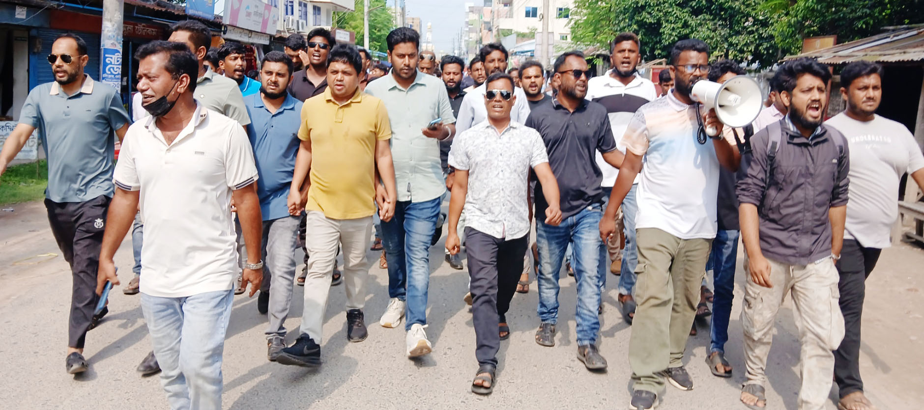 খাদিমপুর ইউনিয়ন পরিষদে ছাত্রদল নেতাকে আটকে রেখে নির্যাতন ও নেতাকর্মীদের ওপর হামলার অভিযোগে  বিক্ষোভ