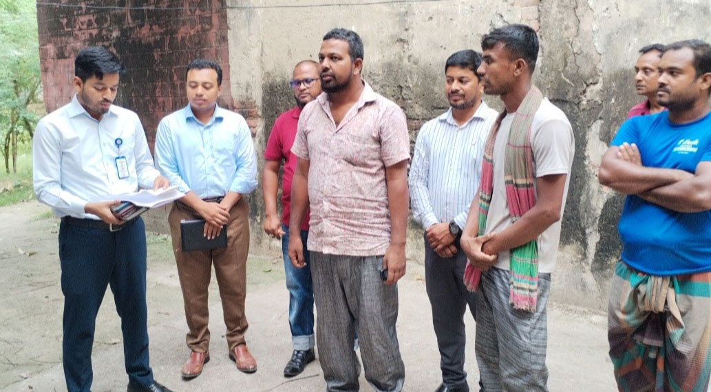 আলমডাঙ্গায় অনুমোদনহীন ডিএপি সার পরিবহন:  ৪০ বস্তা সার জব্দ ও ব্যবসায়ীকে জরিমানা