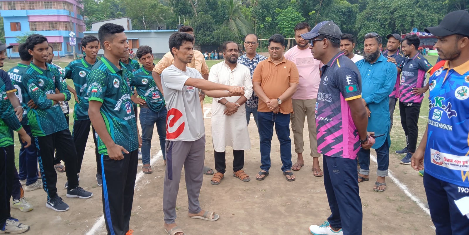 আলমডাঙ্গায় জমকালো আয়োজনের মধ্য দিয়ে এপিএল সিজন-২’র উদ্বোধন
