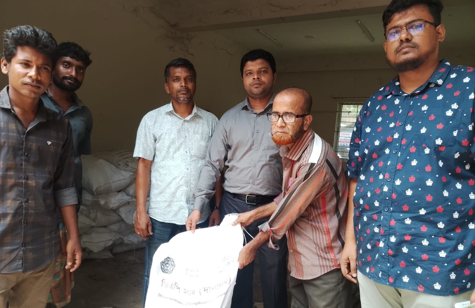 আলমডাঙ্গায় জব্দকৃত ৪০ বস্তা সার কৃষকদের মাঝে  সকালে বিক্রি: বিকালে জামজামি থেকে ৩৭ বস্তা সার আটক