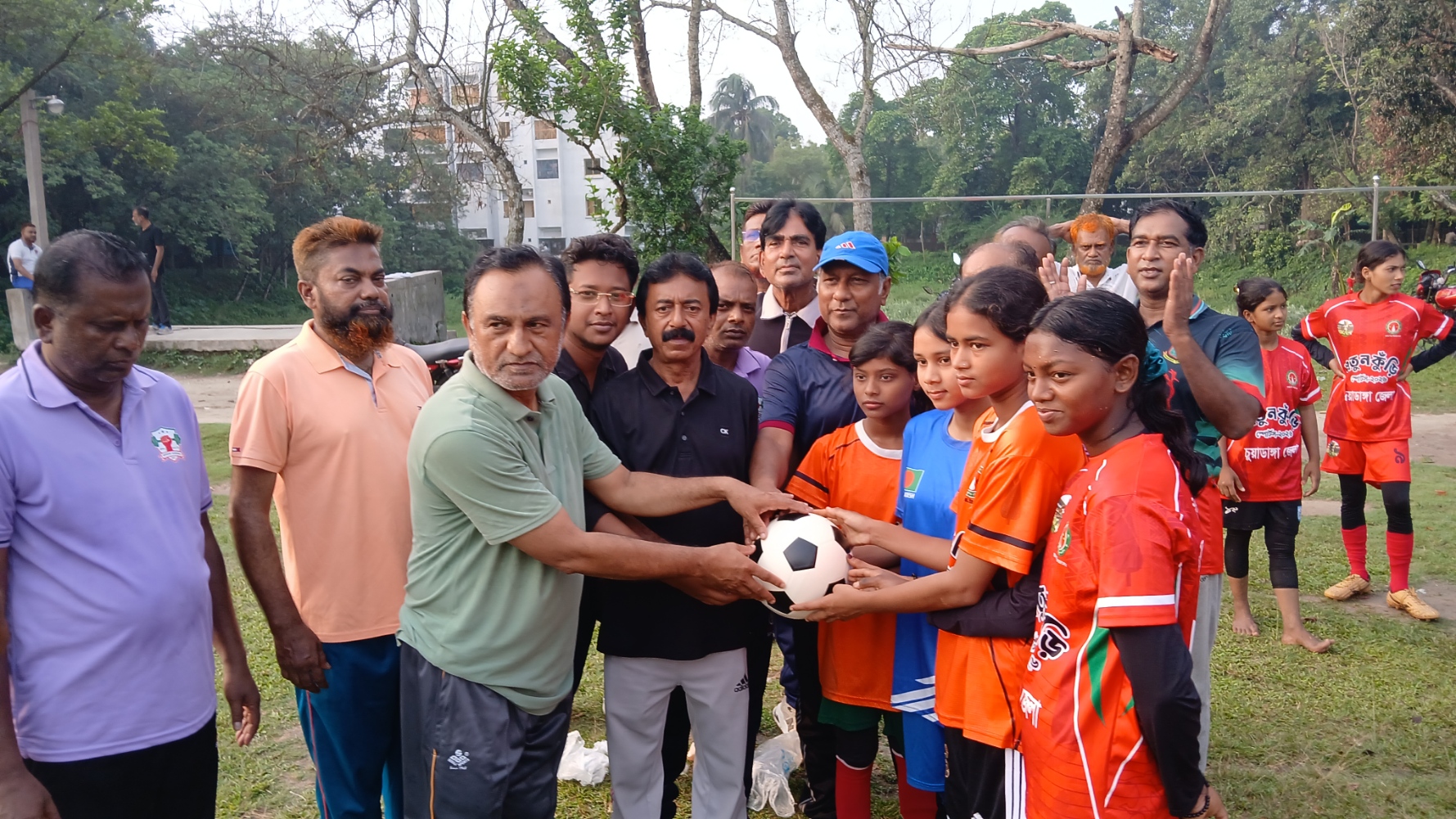 আলমডাঙ্গা ফুটবল একাডেমির বালিকা ও বালক ফুটবলারদের  ফুটবল উপহার দিলেন শেখ সাইফুল