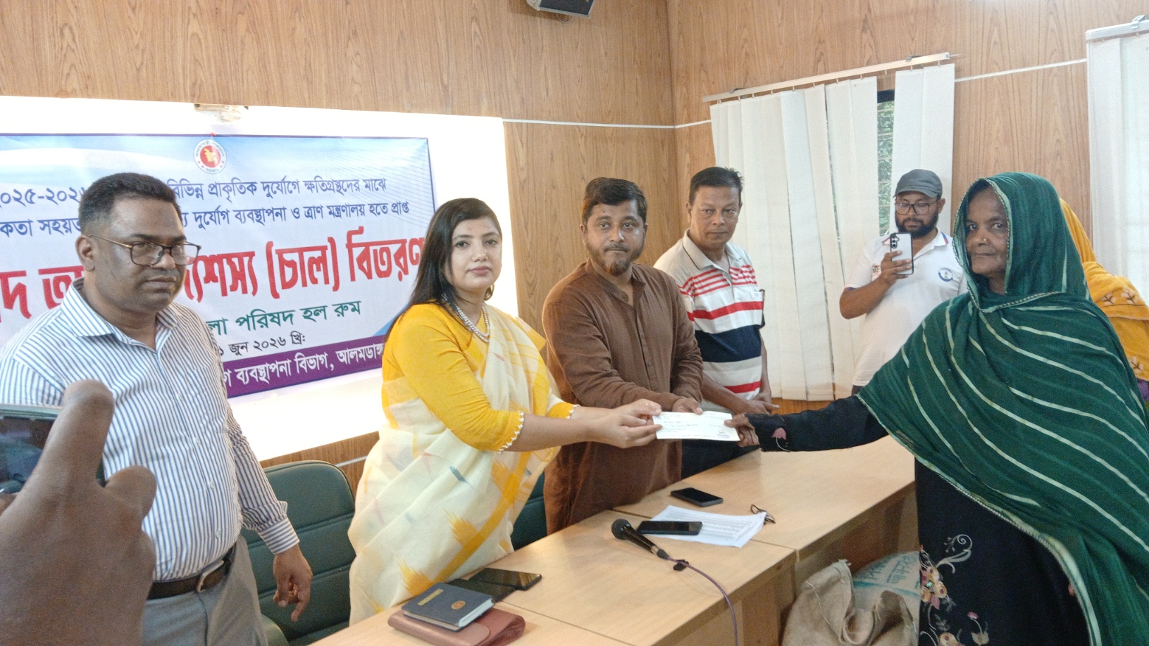 আলমডাঙ্গায় প্রাকৃতিক দুর্যোগে ক্ষতিগ্রস্তদের মাঝে নগদ অর্থ ও চাল বিতরণ