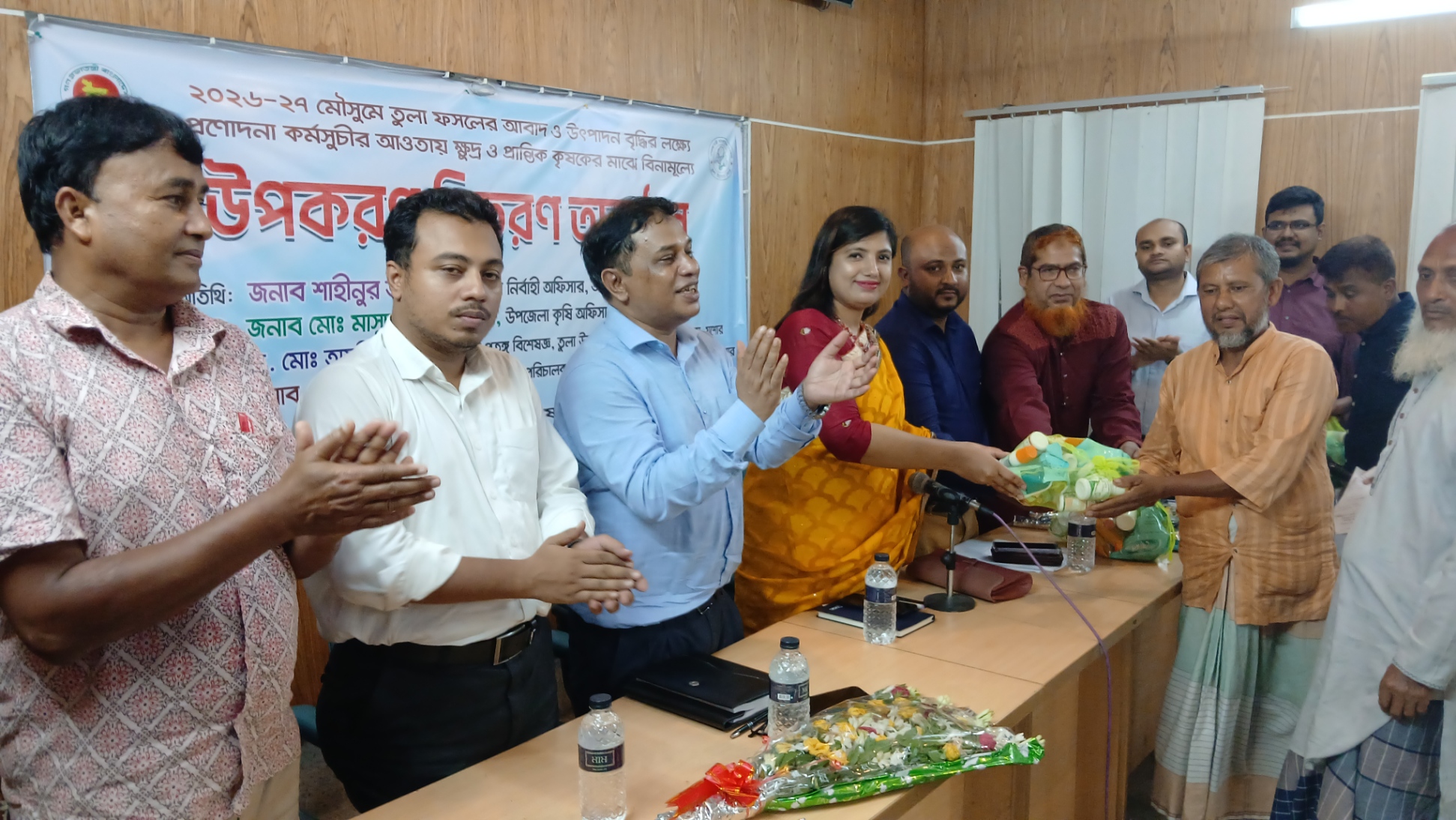 আলমডাঙ্গায় তুলা চাষে উৎপাদন বৃদ্ধির লক্ষ্যে কৃষকদের মাঝে বিনামূল্যে উপকরণ বিতরণ