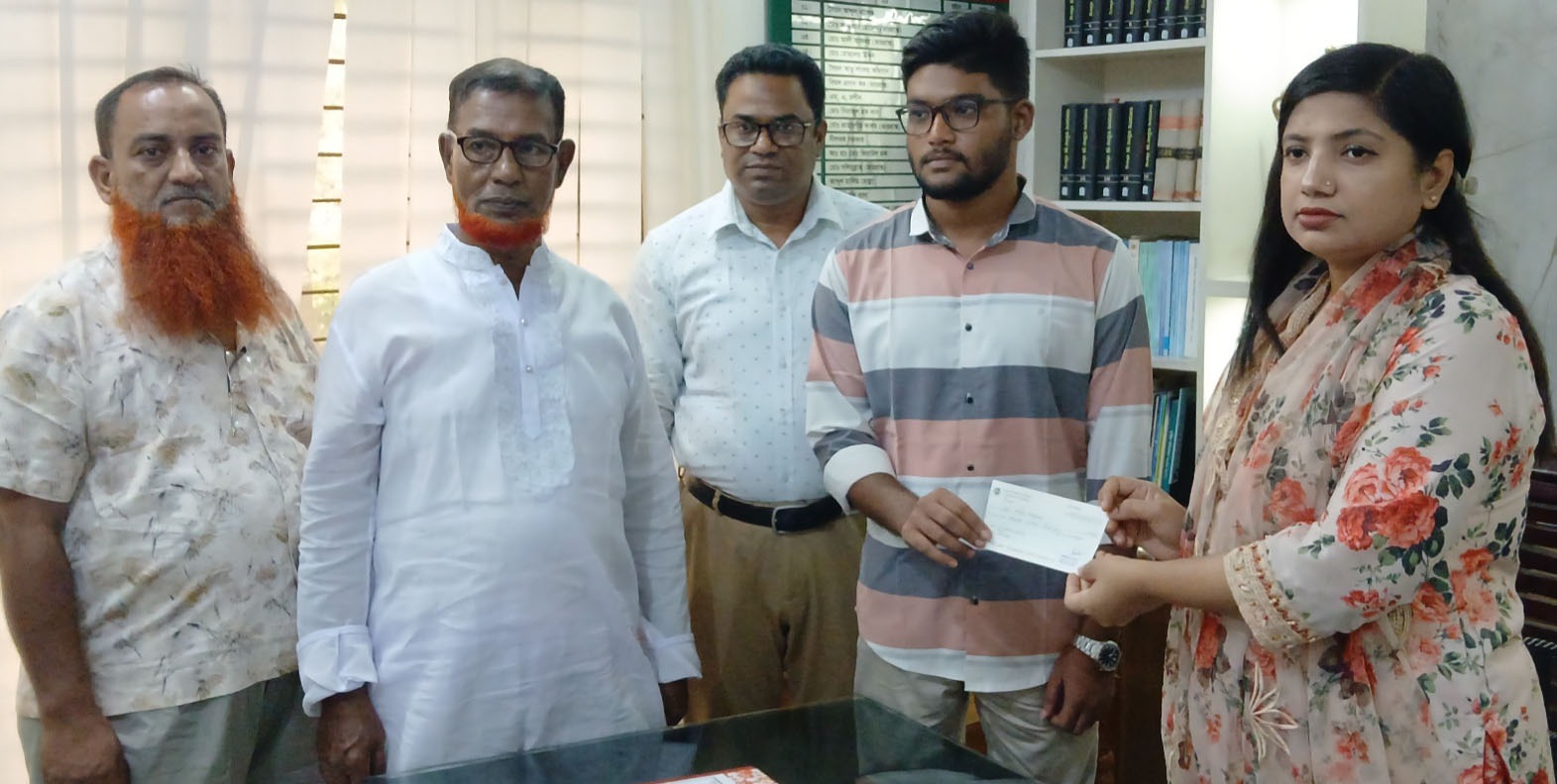 আলমডাঙ্গার নান্দবার গ্রামে বজ্রপাতে নিহত ও আহত পরিবারের মাঝে উপজেলা নির্বাহী অফিসারের দুর্যোগ ব্যবস্থাপনা শাখা হতে মানবিক সহায়তার চেক বিতরণ