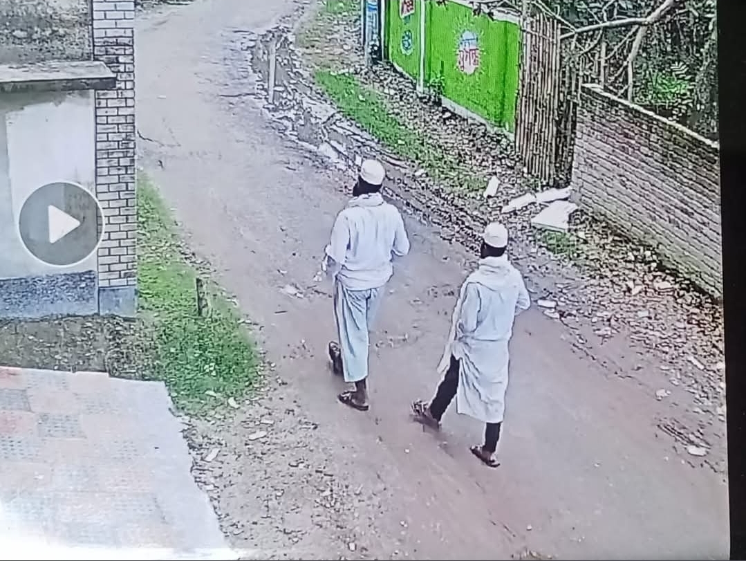 আলমডাঙ্গায় কোরআন শরীফ কেনার সাহায্যের কথা বলে হুজুরবেশী তিন দুষ্কৃতিকারীর বাড়িতে প্রবেশ : স্বর্ণের চেইন নিয়ে উধাও