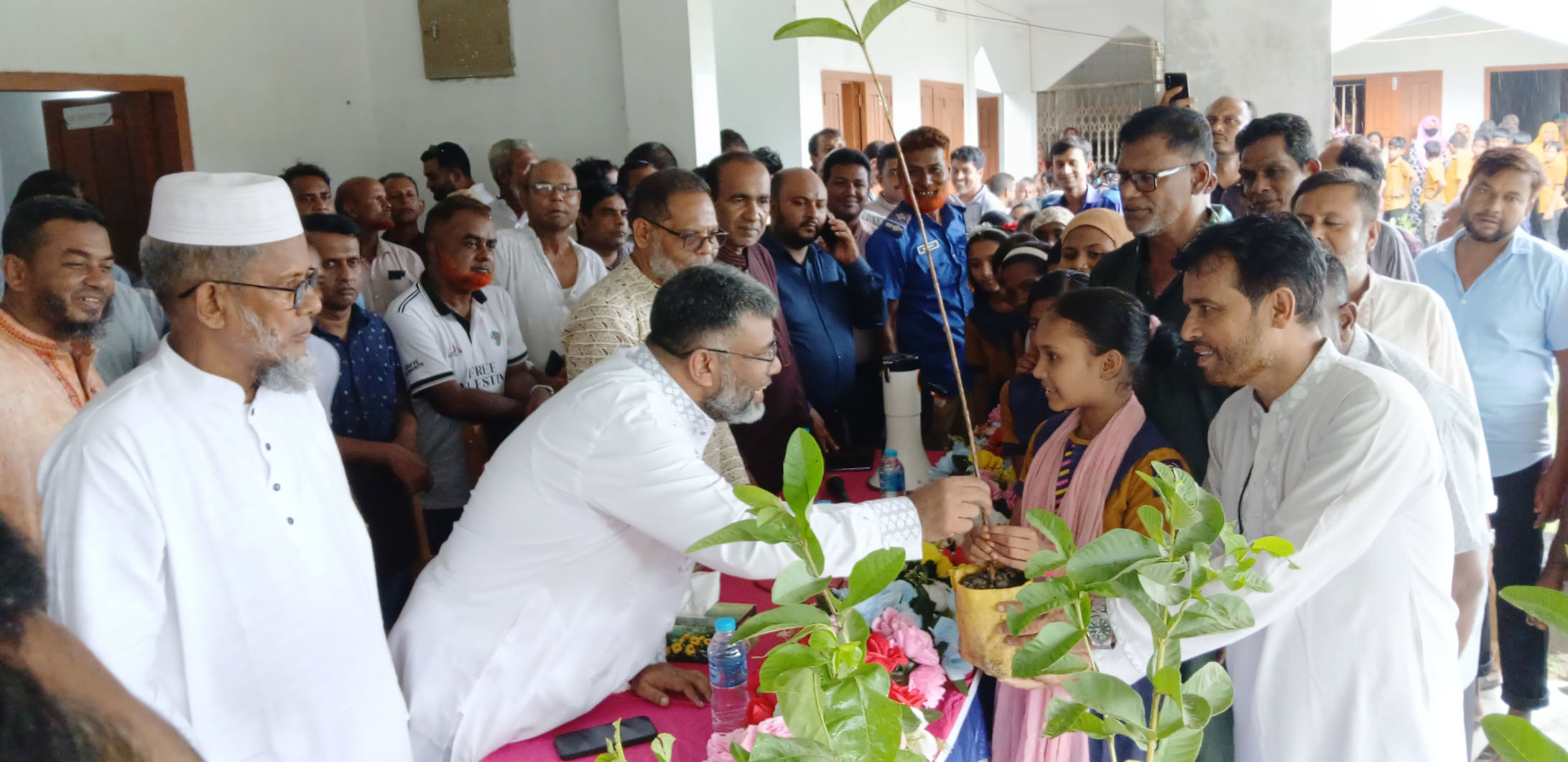 আলমডাঙ্গার কুমারী ইউনিয়নে বৃক্ষরোপণ কর্মসূচির উদ্বোধন করেছেন জেলা পরিষদের প্রশাসক শরীফুজ্জামান শরীফ