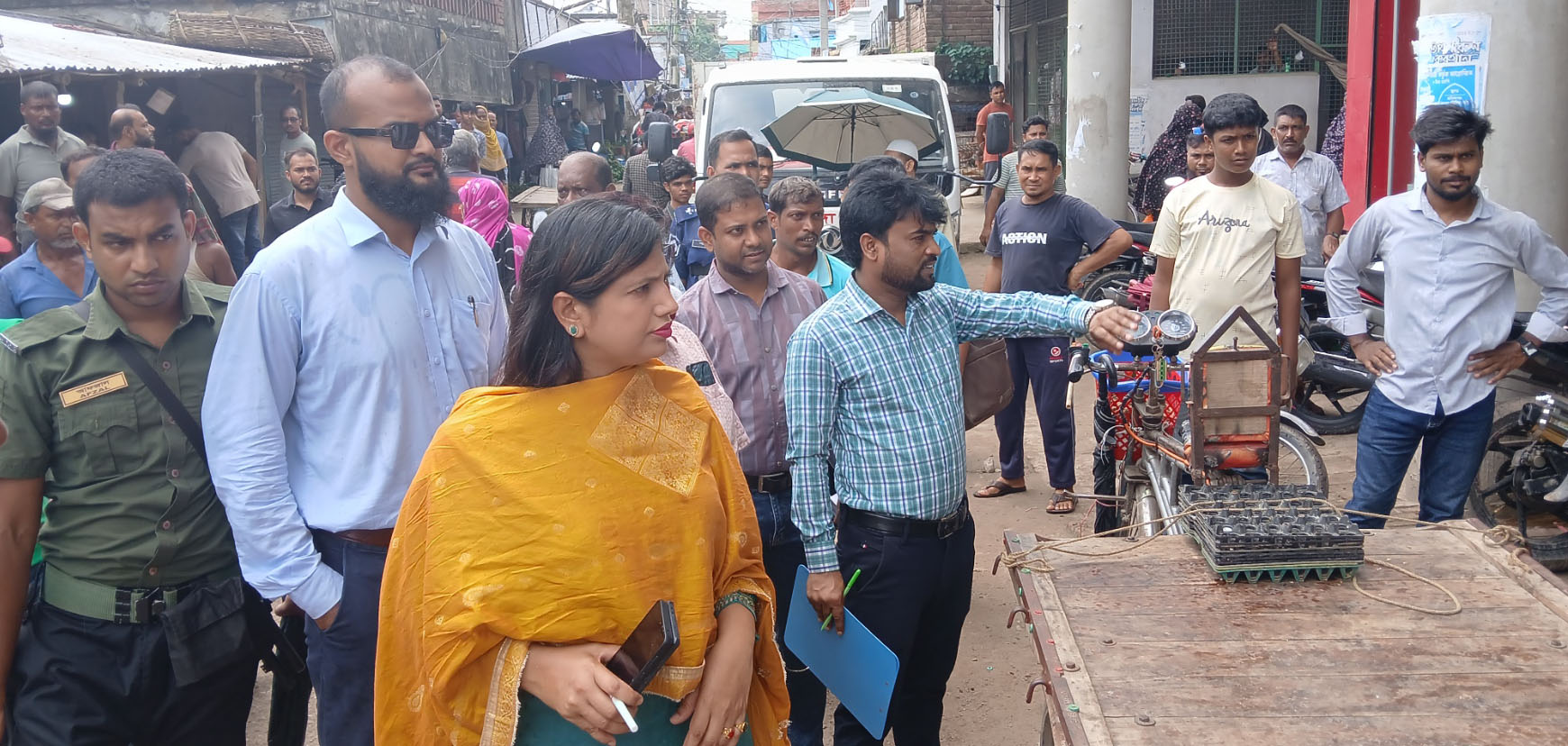 আলমডাঙ্গায় ফুটপথ দখল ও অবৈধ পার্কিং উচ্ছেদে কঠোর অভিযান:  দুই ব্যবসায়ীকে জরিমানা