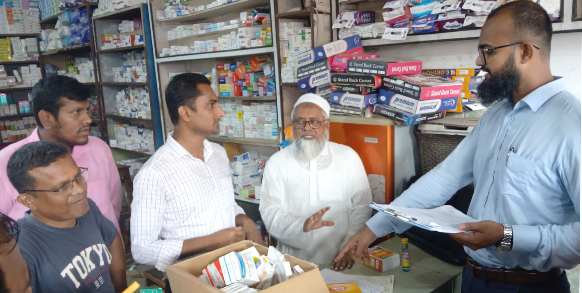 আলমডাঙ্গায় ভ্রাম্যমান আদালতে ৫ ফার্মেসিকে জরিমানা : অর্ধলাখ টাকার ফিজিশিয়ান স্যাম্পুল উদ্ধার