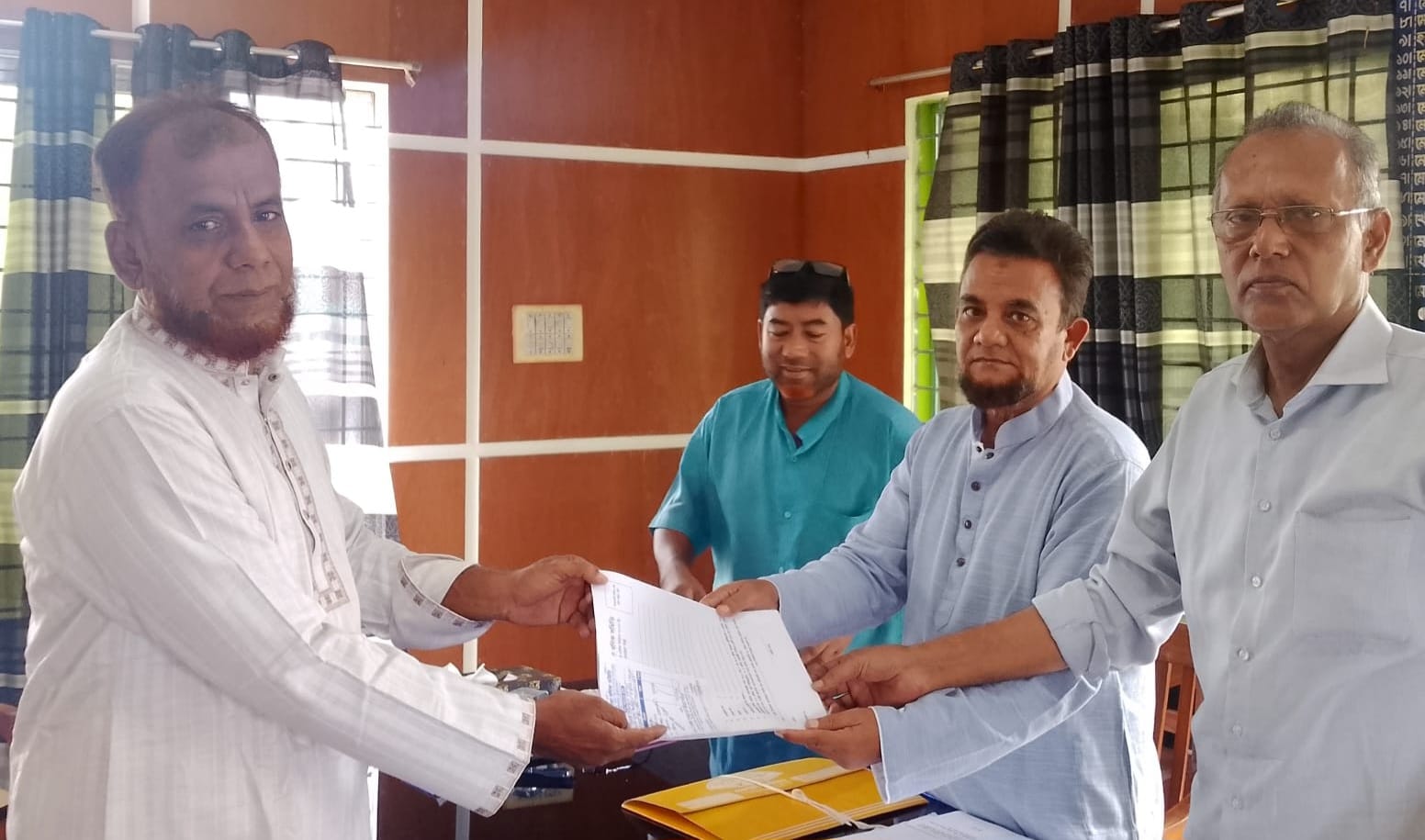 আলমডাঙ্গা বণিক সমিতির নির্বাচনে সভাপতি পদে হাফিজুর রহমানের মনোনয়নপত্র উত্তোলন