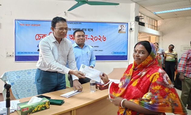 মেহেরপুরে সংস্কৃতি ও সমাজকল্যাণ খাতে ১১৩ জনের মধ্যে চেক বিতরণ করলো জেলা পরিষদ