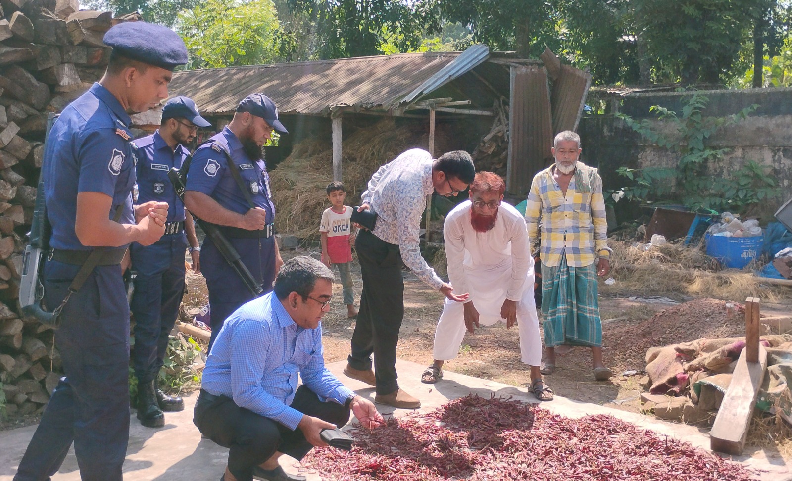 আলমডাঙ্গায় অস্বাস্থ‌্যকর প‌রি‌বে‌শে খাদ্যপণ্য উৎপাদন ও বাজারজাতকরণে অনিয়মের অভিযোগে ফরিদপুরের লিটন চানাচুরের প্রতিষ্ঠানে ৮০ হাজার টাকা জরিমানা