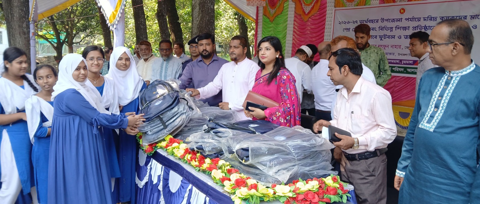 আলমডাঙ্গায় ২০২৬-২৭ অর্থবছরে উপজেলা পর্যায়ে কৃষকদের মাঝে কৃষি উপকরণ হিসেবে স্প্রে মেশিন এবং বিভিন্ন শিক্ষাপ্রতিষ্ঠানের শিক্ষার্থীদের মাঝে স্কুলব্যাগ ও ফুটবল, ক্লাবের জন্য ফুটবল ও জার্সি বিতরণ