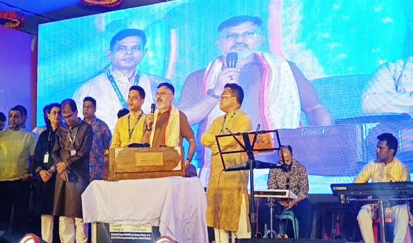 বসুন্ধরা পূজামণ্ডপ পরিদর্শন করলেন ডিএনসিসি প্রশাসক, আর্থিক অনুদান প্রদান