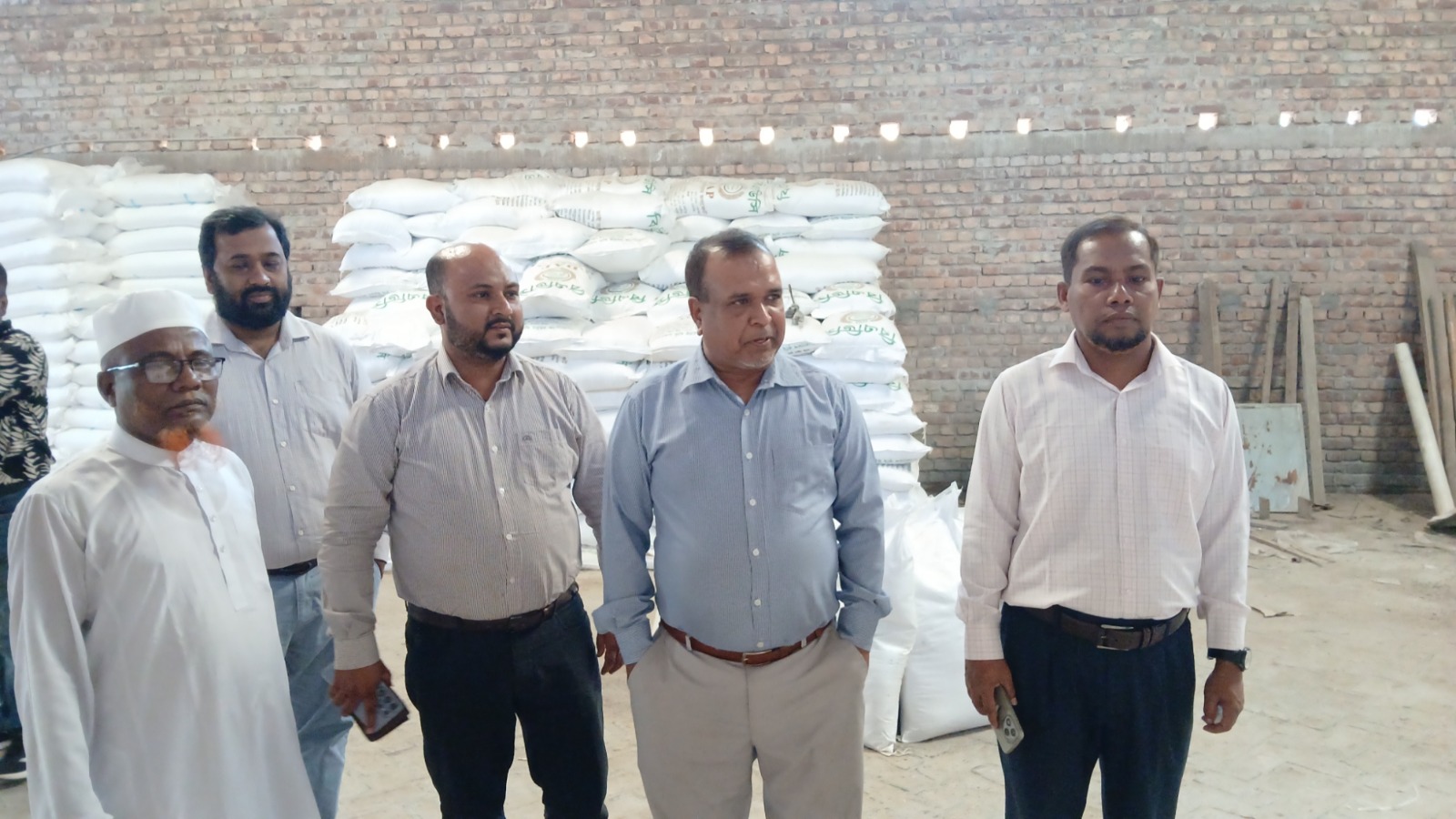 আলমডাঙ্গায় সার মজুত ও বিক্রি যাচাইয়ে ব্যস্ত দিন কাটালেন যুগ্ম সচিব