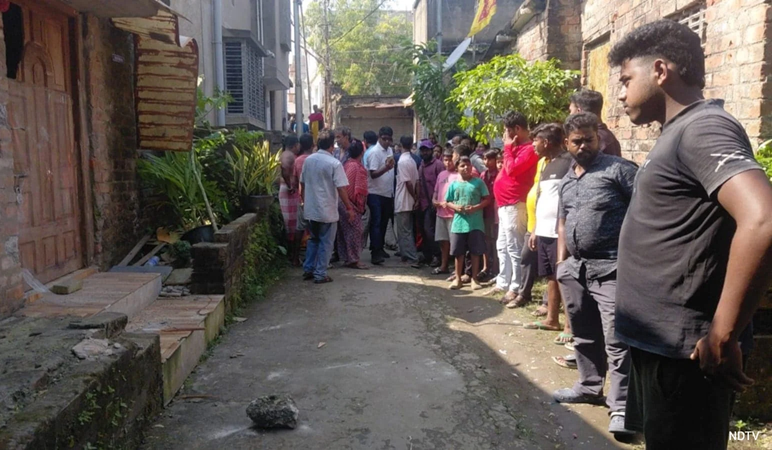 প্রেমিক, তাঁর বাবা ও বন্ধুকে উলঙ্গ করে রাস্তায় হাঁটাল কিশোরীর পরিবার