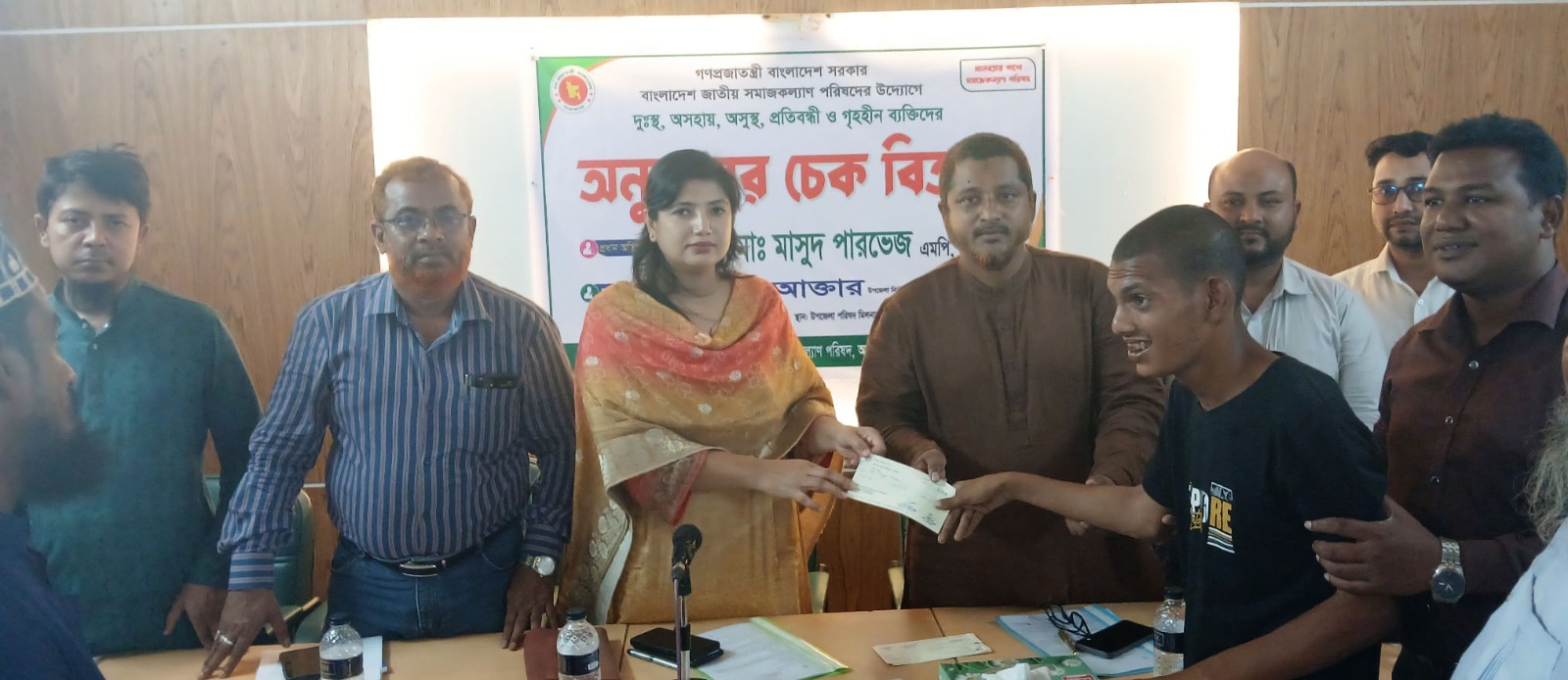 আলমডাঙ্গায় ১১ জন দুঃস্থ, অসহায়, অসুস্থ, প্রতিবন্ধী ও গৃহহীনদের মাঝে অনুদানের চেক বিতরণ