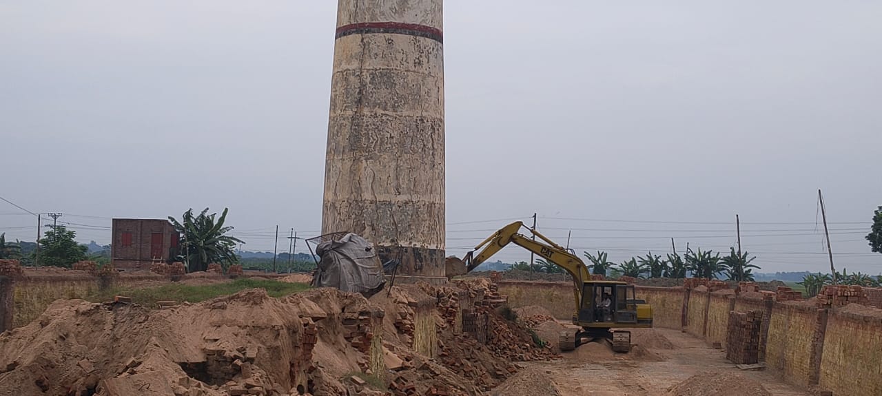 চুয়াডাঙ্গার দামুড়হুদায় অবৈধ ইটভাটায় ভ্রাম্যমাণ আদালতের অভিযান, ভেঙে দেওয়া হলো দুটি ভাটার স্থাপনা